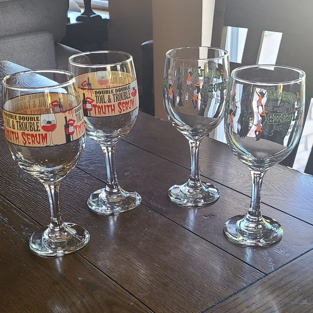 Four Halloween wine glasses no chips.